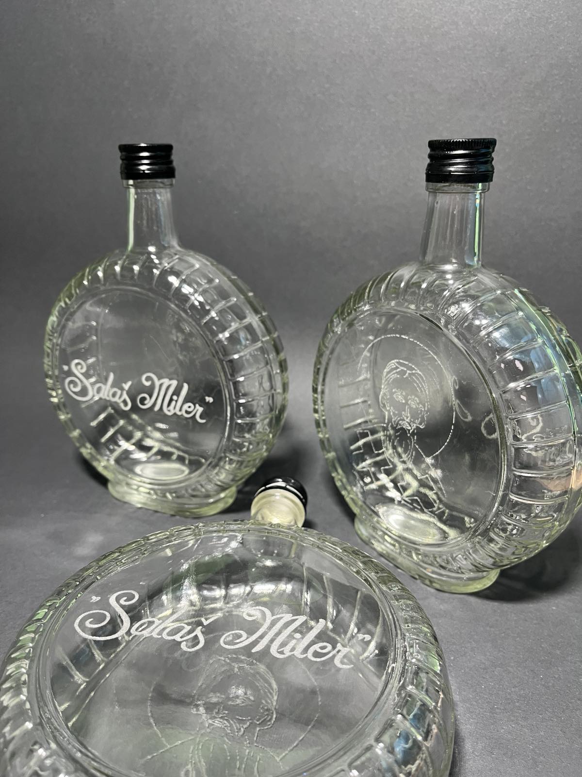 Staklena flaša sa personalizovanom gravurom